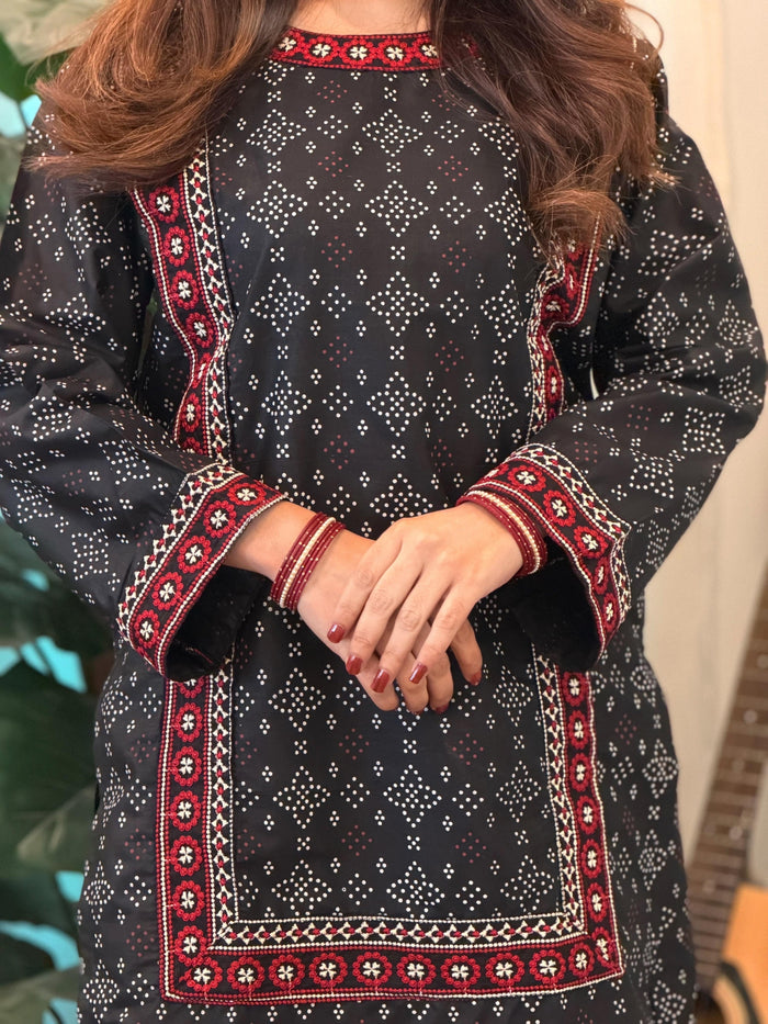 Black Chunri | 2PC Lawn D-351