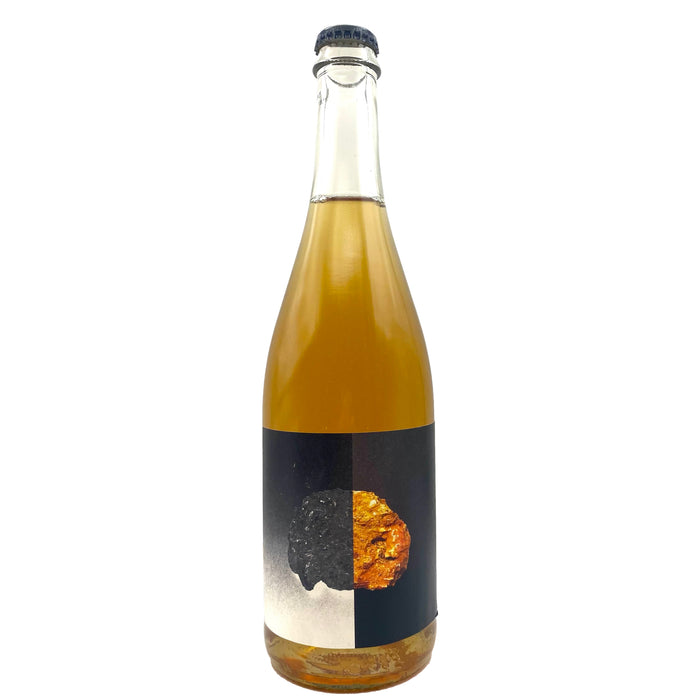 Do.T.E Skinphony Viognier 2019 wine bottle, gold liquid, dark label