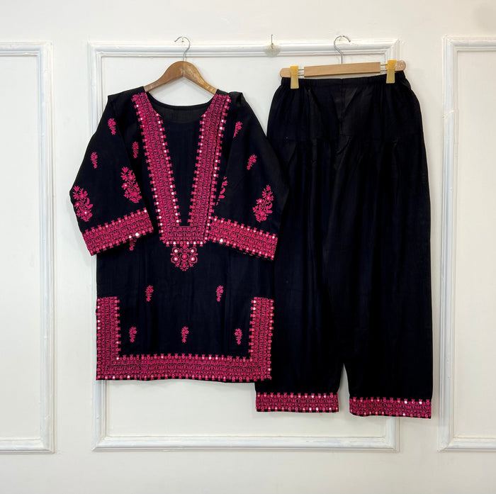 Medium / Black