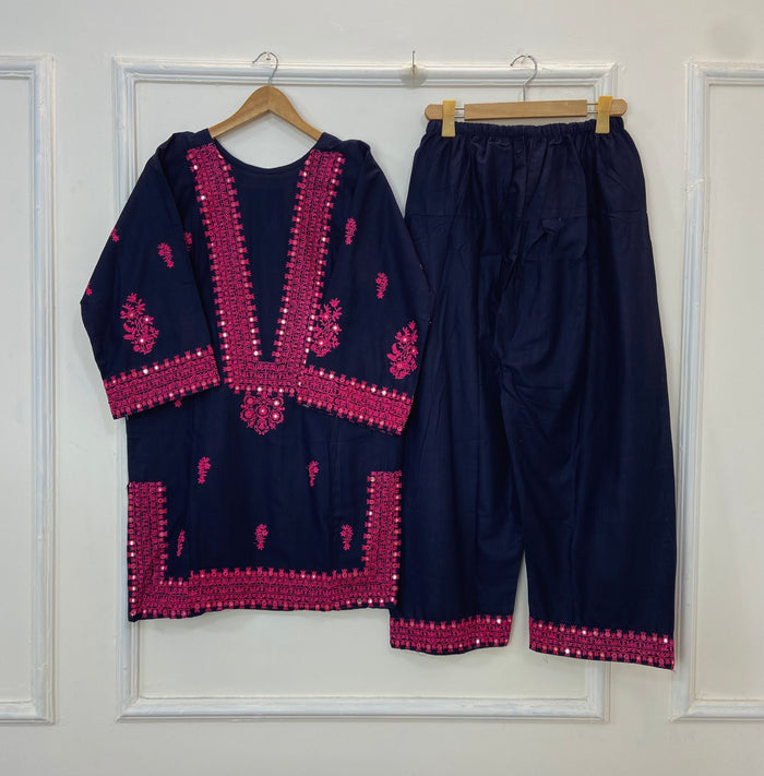 Medium / Navy blue