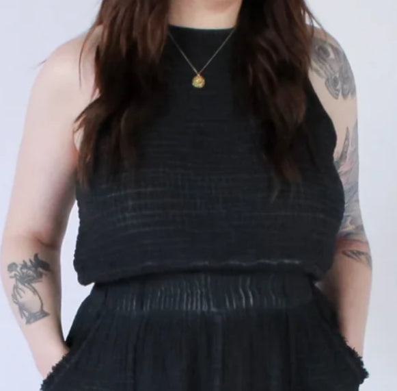 POKOLOKO - CRINKLE KEYHOLE TANK TOP BLACK IKI-KT2