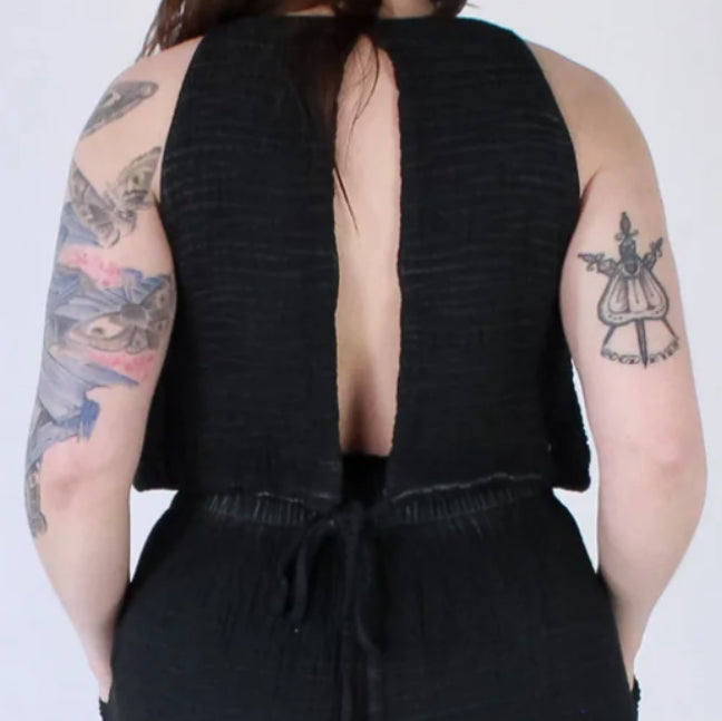 POKOLOKO - CRINKLE KEYHOLE TANK TOP BLACK IKI-KT2