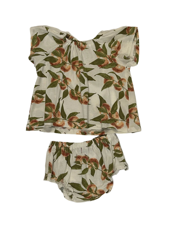 Brighten your little one's wardrobe with this adorable short-sleeved floral baby dress that comes complete with matching bloomers! The patterns and charming design make outfit time a breeze while keeping your baby stylishly comfortable. Perfect for special occasions or everyday cuteness.